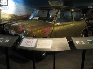 Mobil berlapis koin emas (koinnya banyak yang dicolong!)